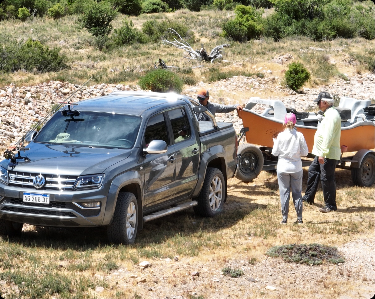Guides unloading gear at the put-in
